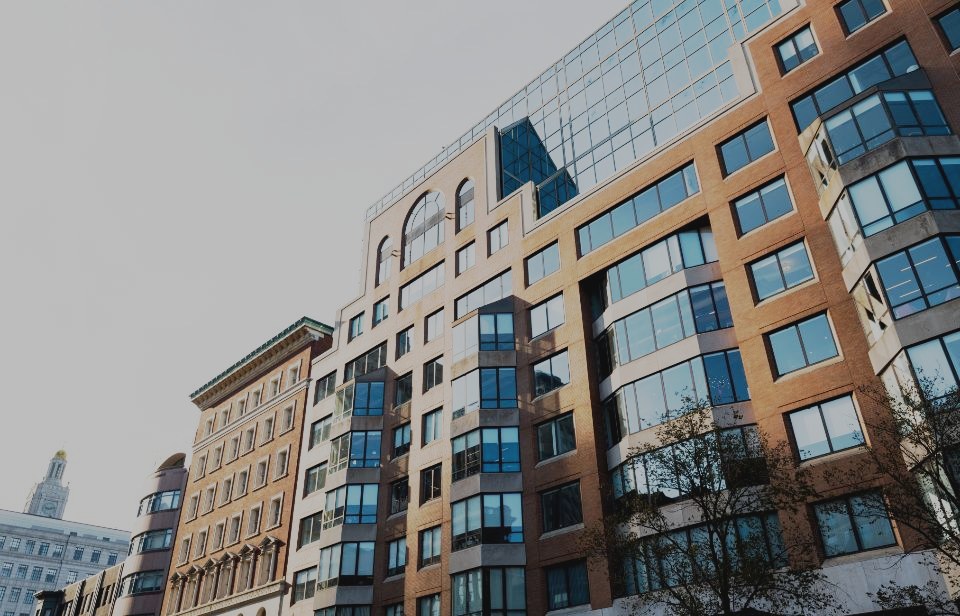 Innerstädtisches Wohn- und Geschäftshaus aus Klinker und Glas mit großen Fensterachsen